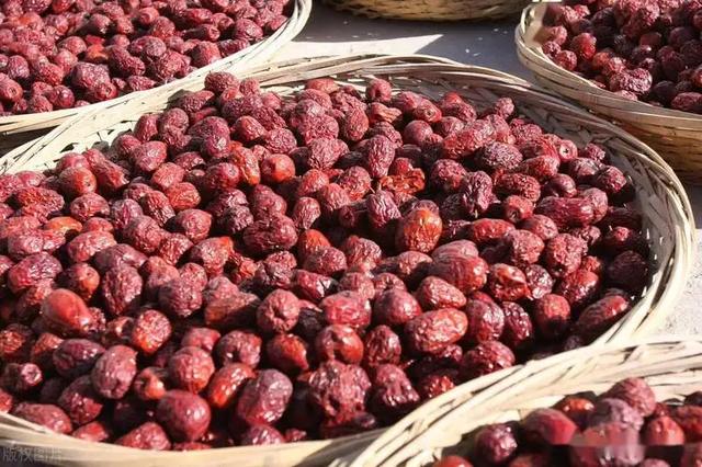 56岁大妈每天早起吃三颗红枣，一年后去体检，医生忍不住连连赞叹