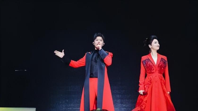 凤凰传奇兰州演唱会上演“军训”名场面后，下一站演唱会即将开启