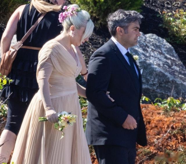 Lady Gaga和男友现身参加妹妹婚礼,小腹凸起被粉丝猜测怀孕
