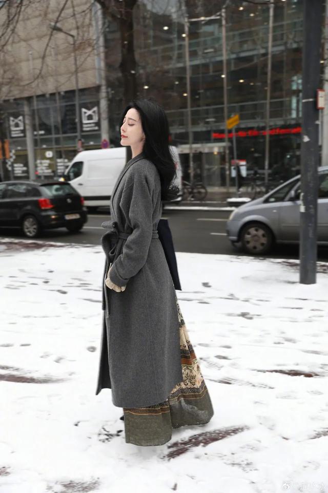 范冰冰,柏林下着雪的情人节,你怎么这么会穿,氛围感太强了