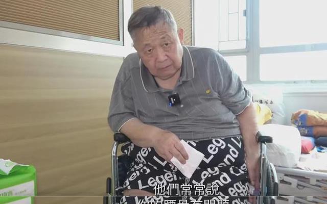 曾拿400万帮女儿还债，76岁惨遭无情抛弃，身无分文借钱度日