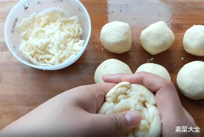 2个土豆,一碗糯米粉,不烫面,不发面,软糯拉丝,孩子超喜欢