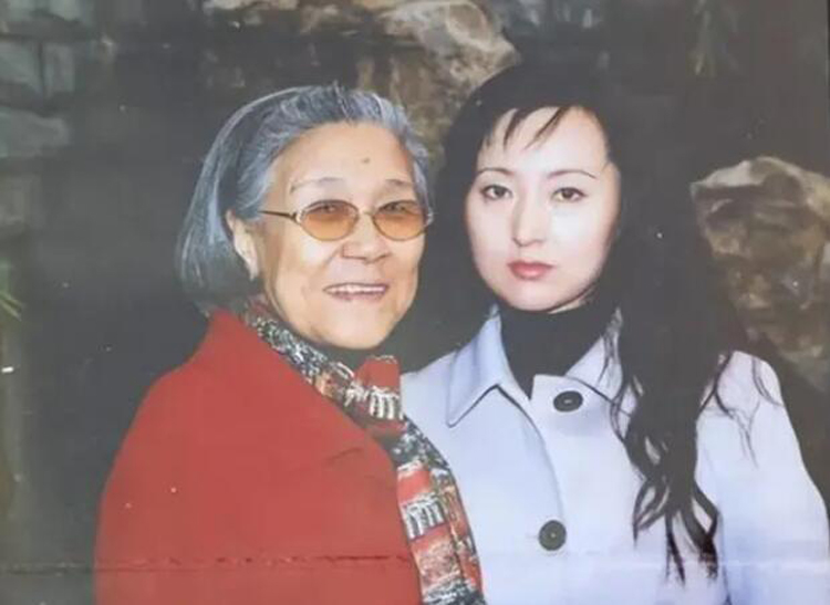 同样是演刘姥姥,把丁嘉丽和沙玉华一对比,就知影版红楼为啥扑了