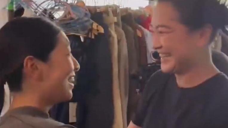 世纪拥抱！贾玲与《热辣滚烫》日版女主动情相拥，身材却成焦点