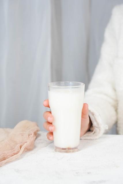 这种假牛奶很多人还整箱买!蛋白质不高,营养差,早了解早受益