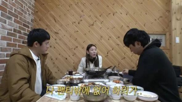 韩国知名模特，谈论时尚界流行的“无裤装”，表示我说了我不能穿