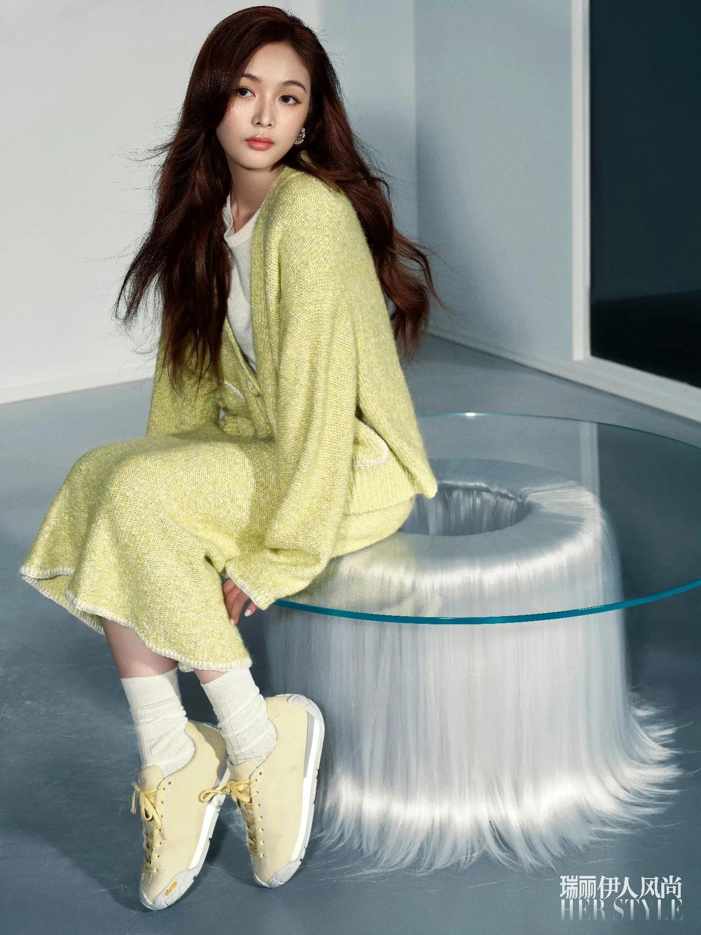 百变!吴宣仪杂志大片释出,一改甜酷女团风,温柔静谧更惊艳!