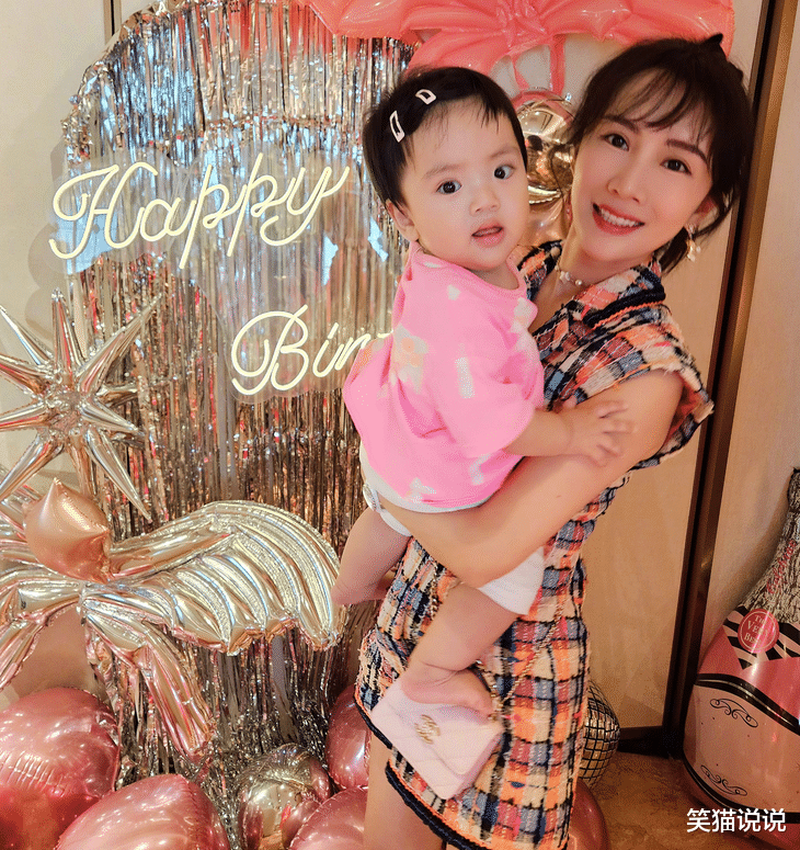 李念晒照庆39岁生日,首晒与三胎宝宝合照,女儿眼睛很大好像妈妈!