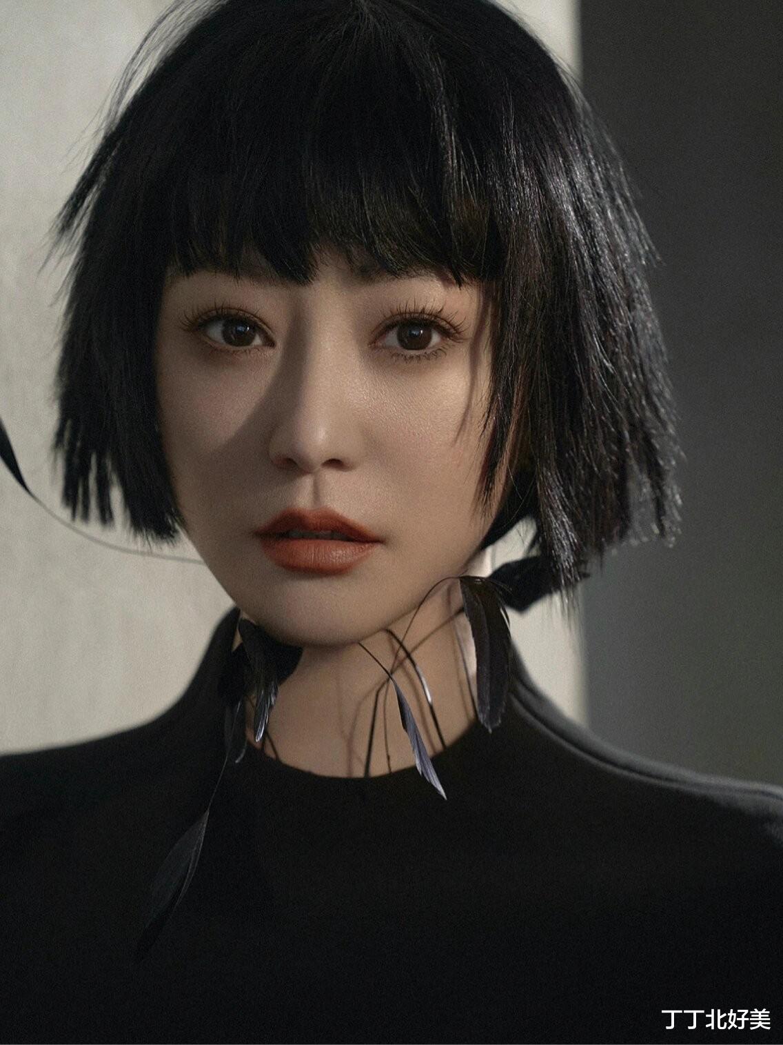 45岁郝蕾剪了沙宣头减龄10岁，穿搭时髦拍大片，完全没有大妈味