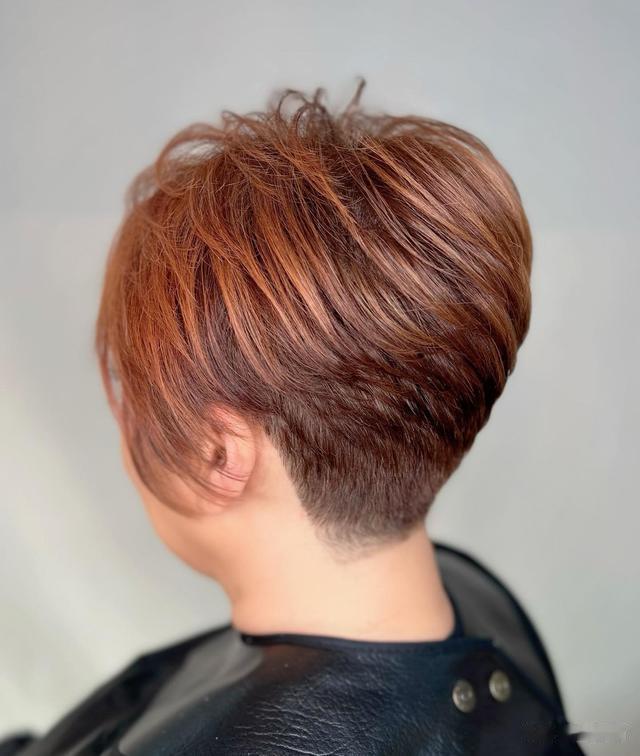 女人过了48岁，短发推荐这三种，漂亮时尚很显年轻