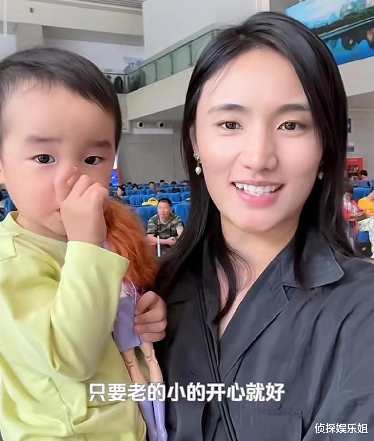 李亚鹏娇妻独自带婆婆妈妈旅行，2岁夏夏成团宠，祖孙三代超有爱