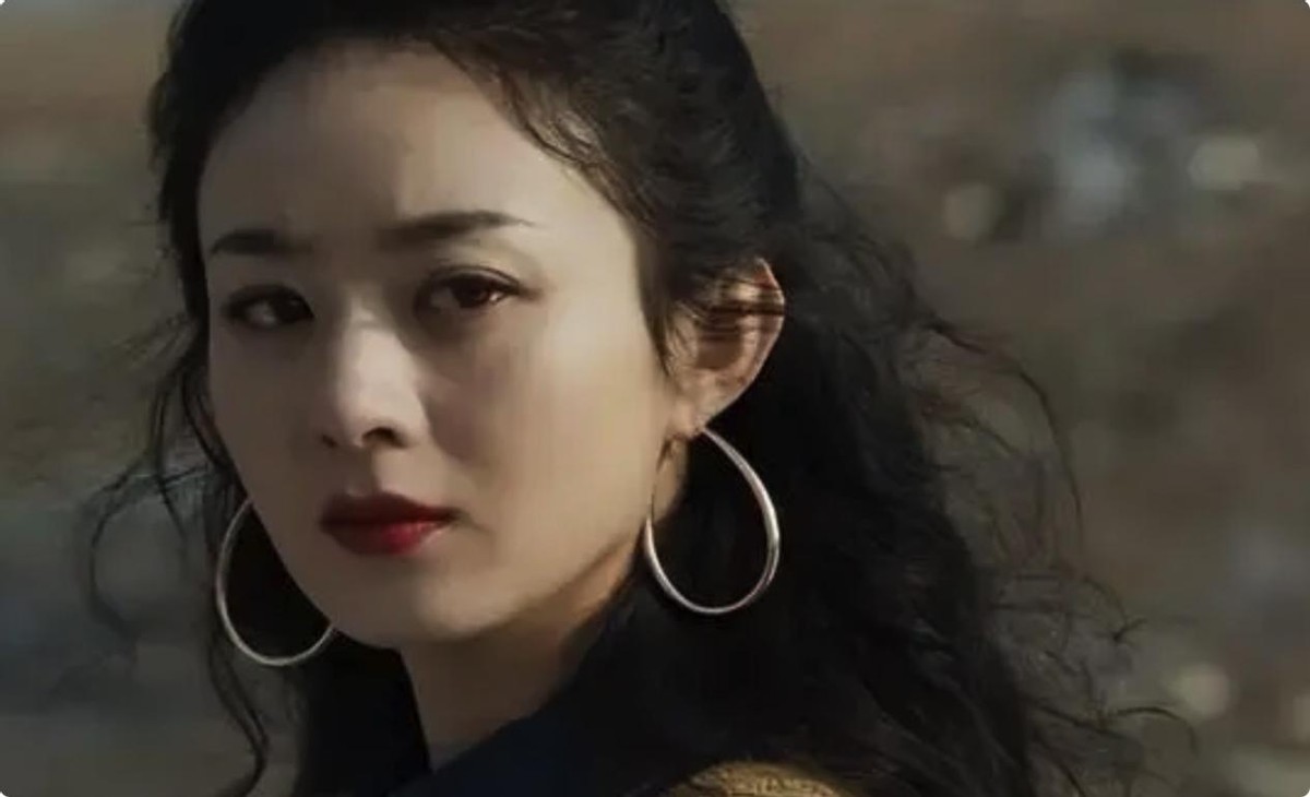 被发布会的赵丽颖生图惊艳了，好身材遮不住，巴掌脸天鹅颈太吸睛