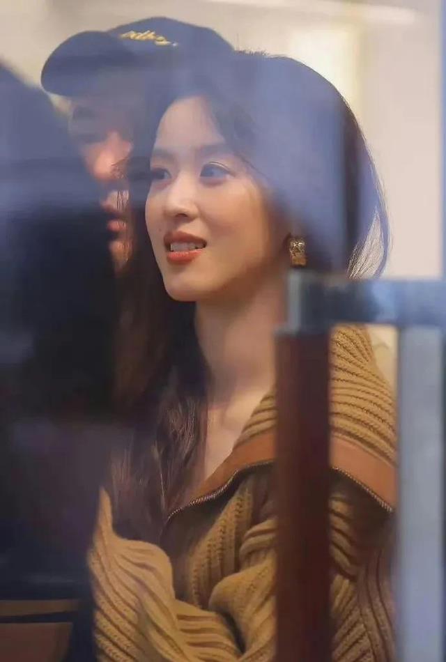 章泽天在伦敦享受富太生活，没有老公在身边，整个人都在发光发亮