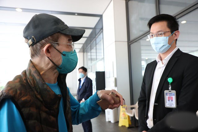 梅艳芳母亲100岁生日,豪宅吃大餐精神抖擞,远离长子后慈眉善目