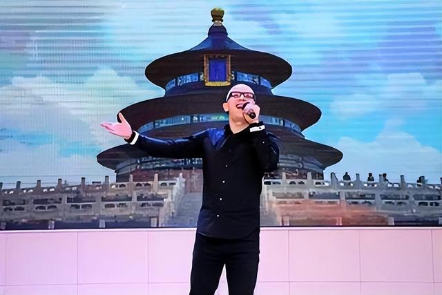 在春晚“销声匿迹”的歌手平安，早就已经走上了“另一条大道”！