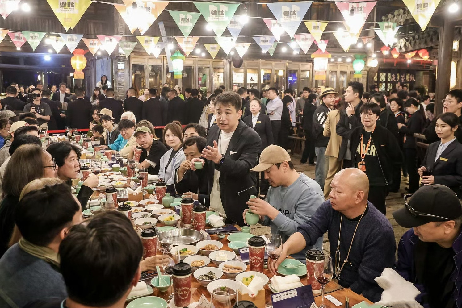 接地气！沈腾现身乌镇，搂黄磊肩膀喝奶茶吃火锅，像极了回村吃席