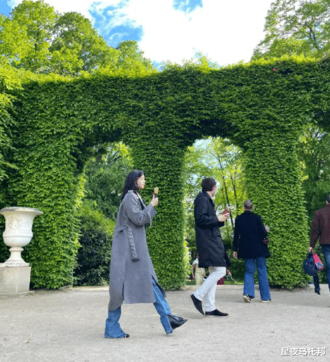 Lisa新造型看呆全网!曾经的“人间芭比”,怎么疯成了这样?