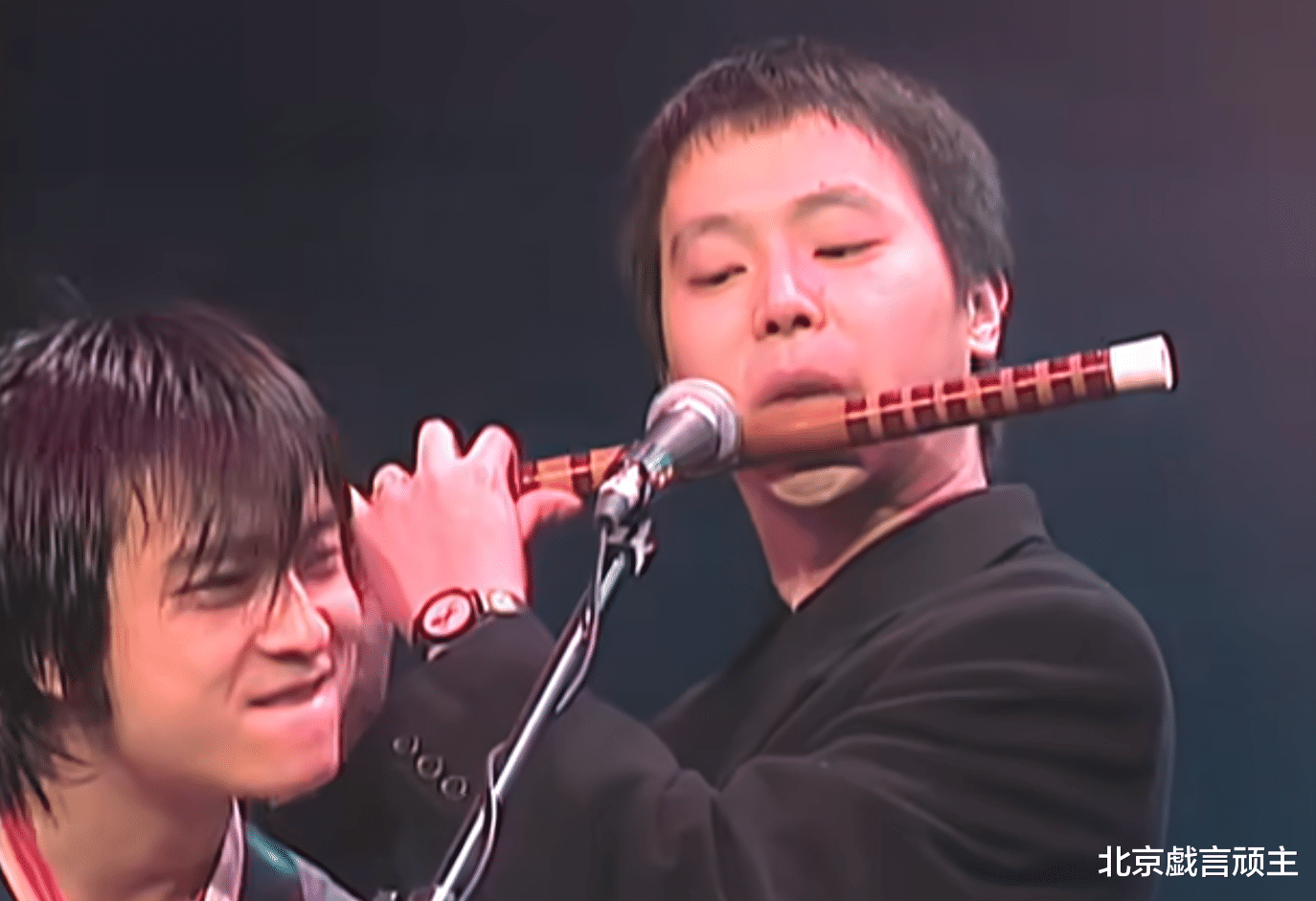 北京大妞关晓彤，唱功意外出圈，劳模周深舞台名场面持续霸榜官媒