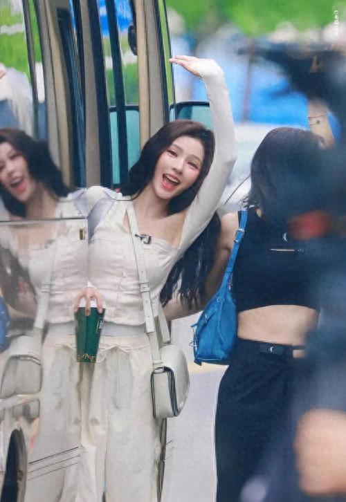 《浪姐5》苗苗漏腰超短裙超性感，蔡文静穿搭超时尚