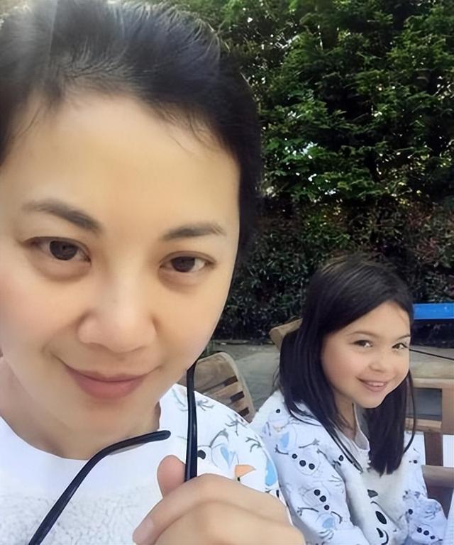 她曾是央视主持人,却远嫁欧洲入英国国籍,今49岁离婚回中国捞金