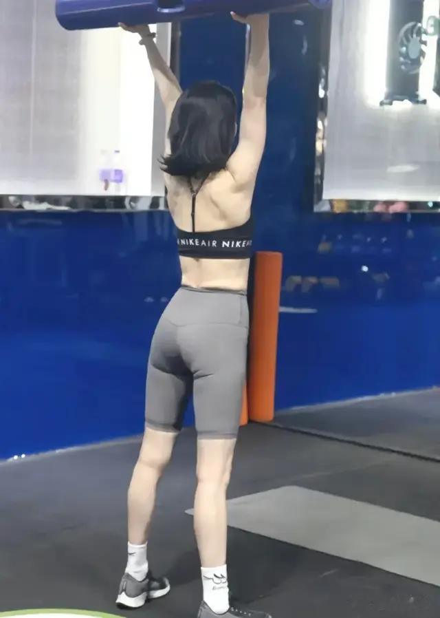 冲上热搜!63岁阿姨健身8年,身材秒变少女,网友:风韵犹存!