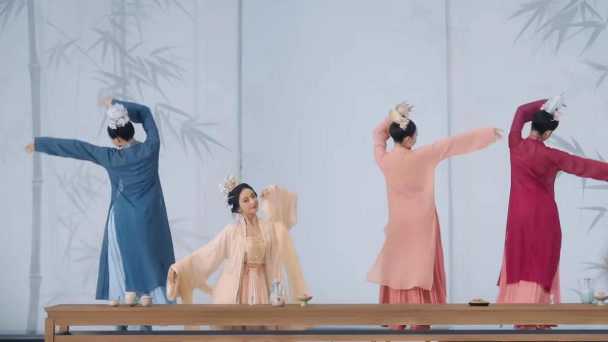 看了中秋夜佟丽娅的宋装,我才知道啥叫媚骨天成