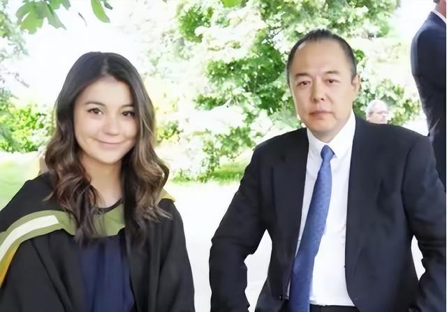 张铁林的混血女儿长大了,颜值高到犯规,这才是真正的格格