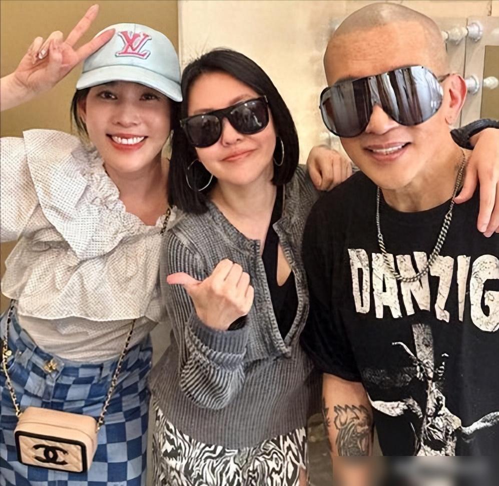 别再盯着张兰母子了,小S的结局才更揪心,四个动作,毁尽星途