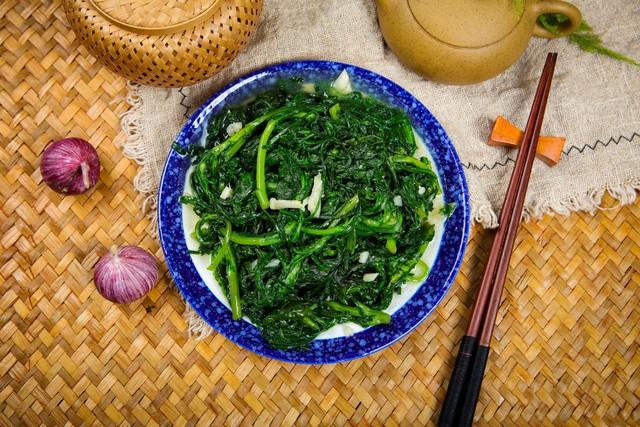 44岁女子减肥每晚吃一小碗水煮茼蒿,半年后体检,结果让她惊喜