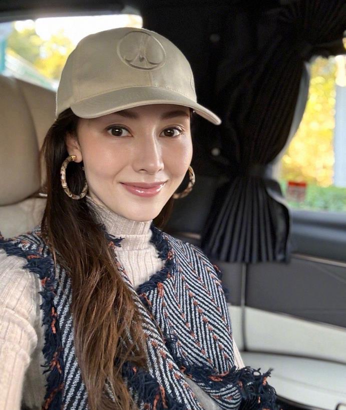 53岁李嘉欣和61岁许晋亨在香港过年,夫妻穿着时尚又显贵气