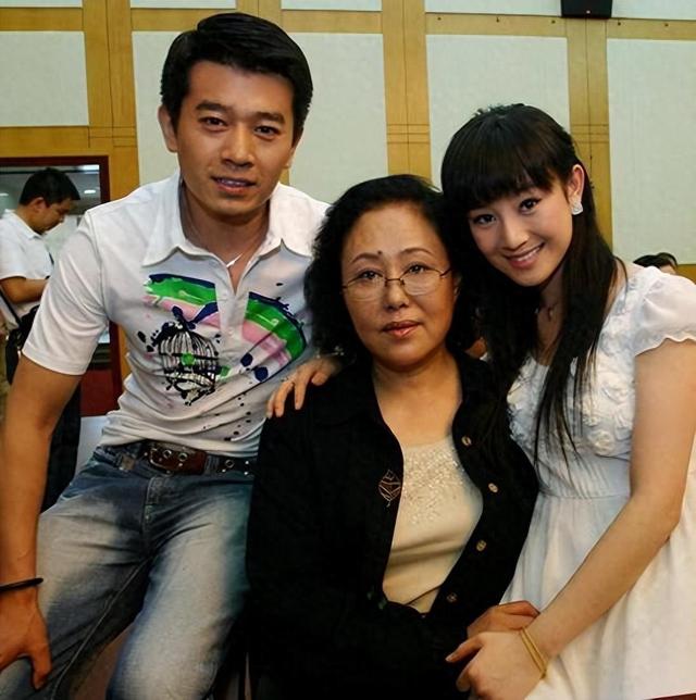 74岁斯琴高娃近况：瑞士老公已去世，她垂垂老矣，如今回国内生活