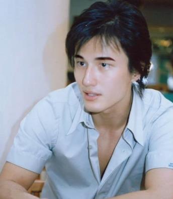 长相痞帅演86部戏也没红，49岁被郭麒麟带红，网友直呼帅似汉尼拔