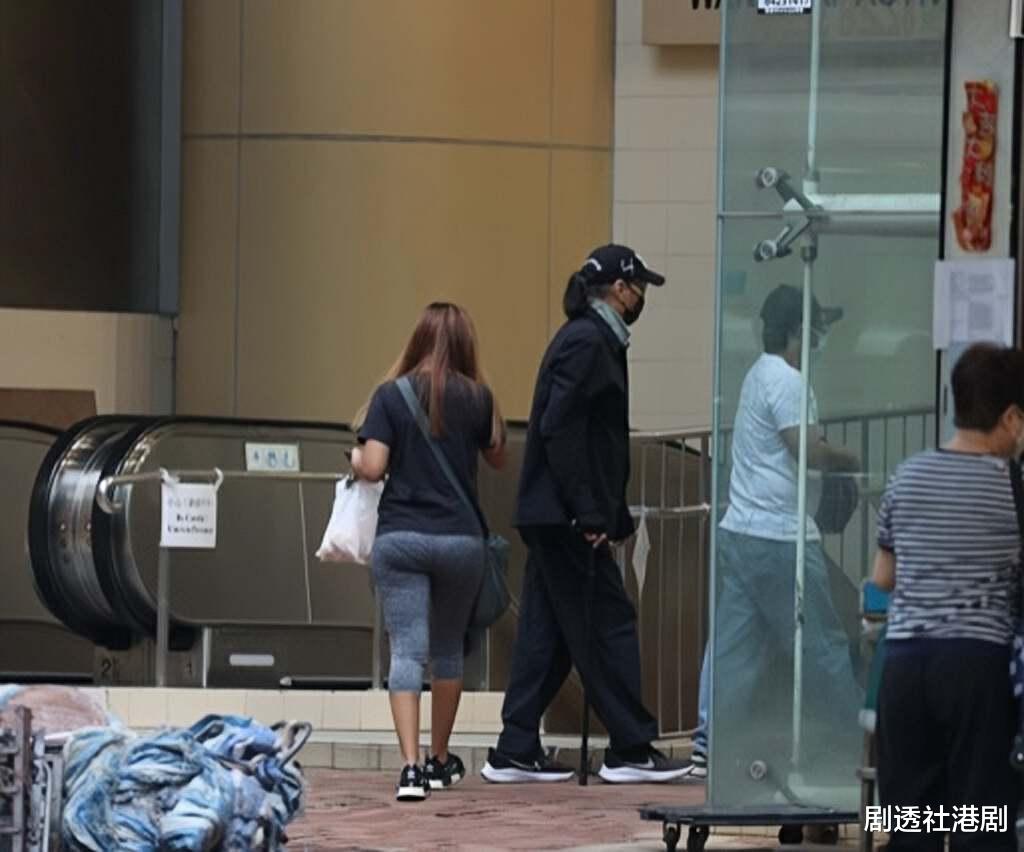 知名港星谢贤大夏天穿长袖长裤,四名佣人陪同出行排场大,拒绝再复出拍戏