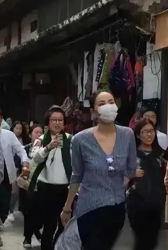 王菲的生图,脸凹陷扎小揪用廉价钢夹夹碎发,还觉得她高不可攀吗