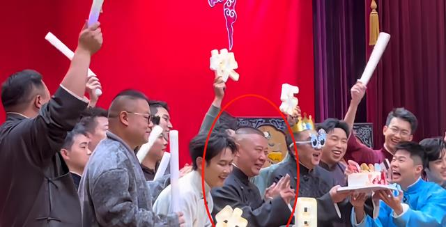 德云社于谦56岁生日！徒弟郭麒麟送蛋糕，大合照郭德纲站位惹争议