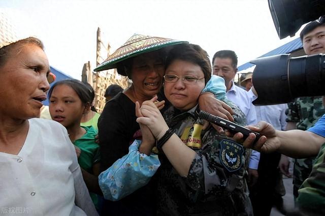 “骗”了我们多年,韩红的父亲竟是韩德江!难怪都不敢得罪她