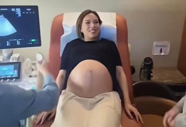 香港知名女星再度怀孕,挺着巨大孕肚游泳,拒绝花钱请保姆照顾