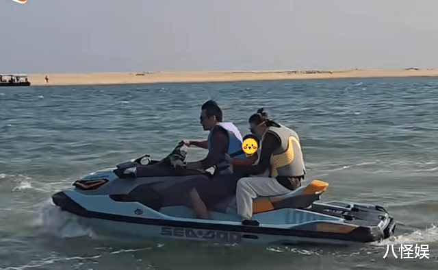 郑恺一大家三亚度假，住大别墅自己做饭，苗苗与婆婆同框像姐妹