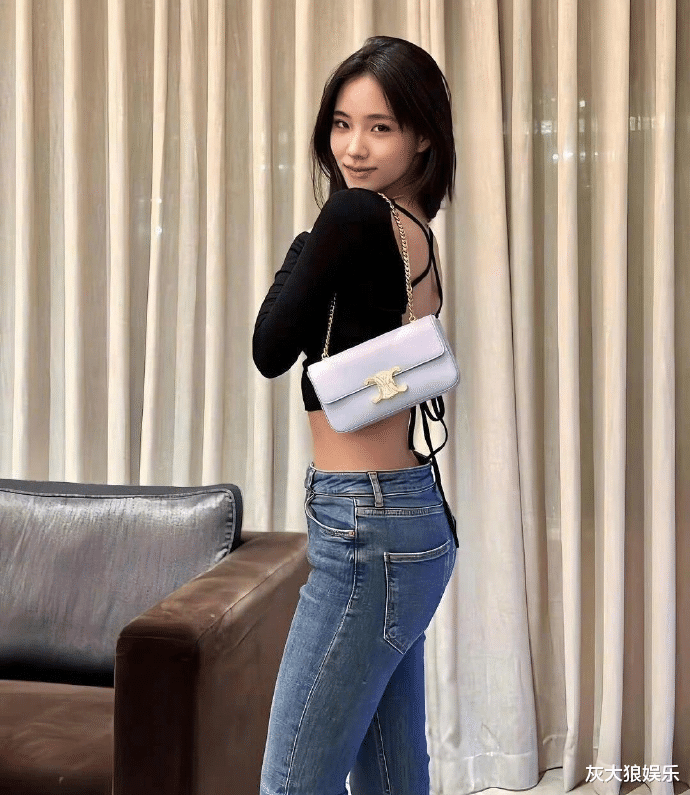 马伊琍大女儿晒16岁生日照,凹凸有致,被赞成熟迷人,高级脸