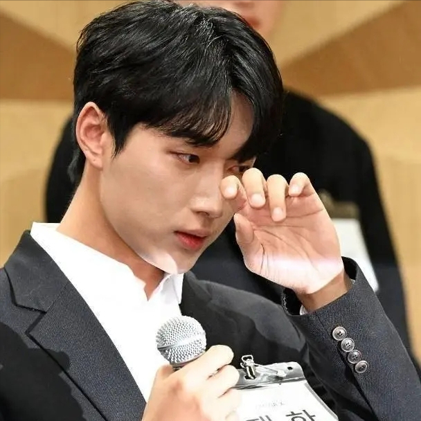 男偶像侵犯老板娘,老板恼羞成怒当众放录像,网友评论却一边倒!