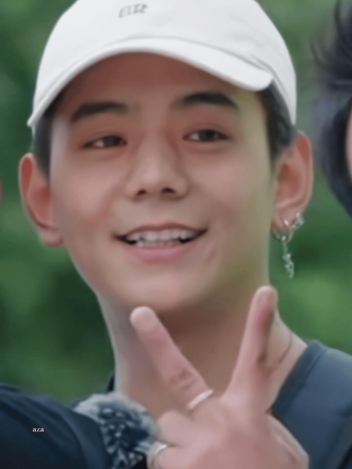 4年前一夜爆火的丁真, 不进娱乐圈转投入家乡, 如今他后悔吗