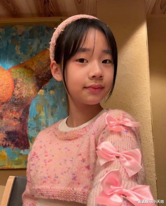 小S小女儿庆祝12岁生日，在蛋糕面前鬼马精灵，比两个姐姐还漂亮