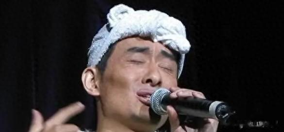 事实证明，如今“装疯卖傻”的歌手阿宝，已经活成了一个笑话