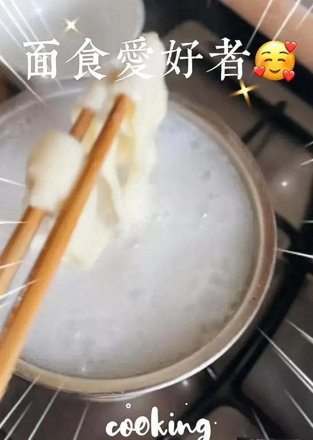 文章16岁女儿周末在家做西红柿打卤面,文君竹越来越像妈妈马伊琍