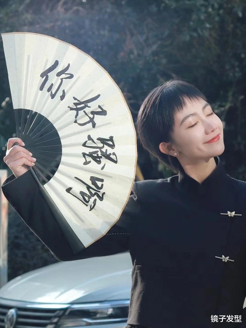 独领风骚的发型来了,挂耳层次短发就是不一样,简单却很有高级感