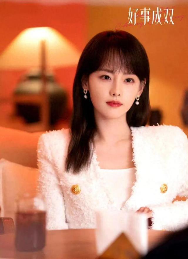 张嘉倪:被封杀后断崖式衰老,疯狂营销错误选择,终成人生输家