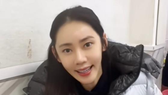 秋瓷炫回婆家吃路边烤串，和公公同喝茅台，6岁儿子和爷爷说韩语