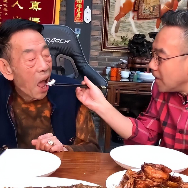 大口吃肉大碗喝酒、华子不离身,92岁杨少华,在享福路上一去不返