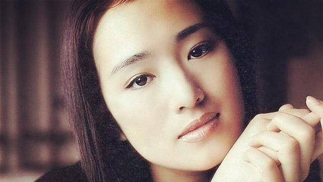 巩俐|她早就不是中国籍了？屡次登上春晚走红，当初嫁给洋老公遭嫌弃