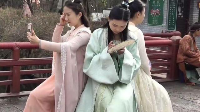 幻想一夜成名!横店群演校花泛滥成灾,一天片酬70块蹲地吃盒饭